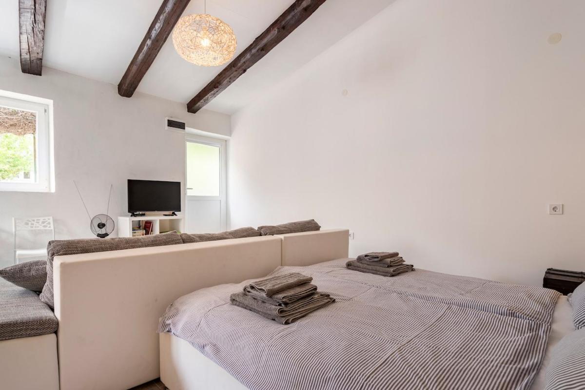 Apartments Martinis Віс Екстер'єр фото